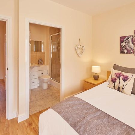 Host & Stay - The Scuttlebutt Townhouse Уитби Екстериор снимка