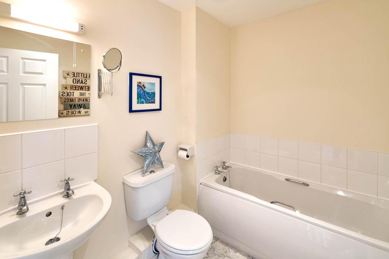 Host & Stay - The Scuttlebutt Townhouse Уитби Екстериор снимка